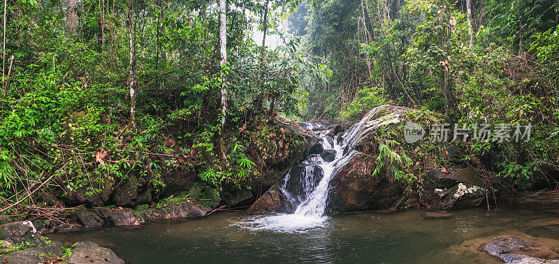 泰国考腊林茹国家公园的瀑布