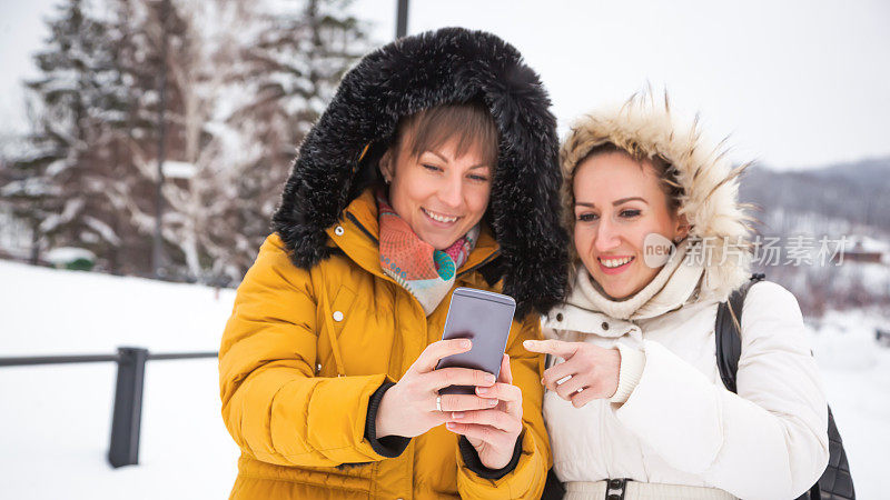 女人在雪地上自拍