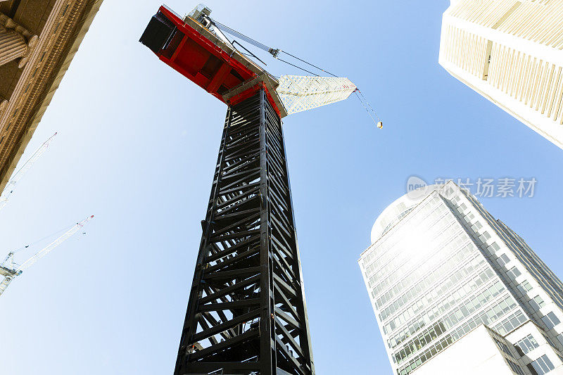 施工现场塔吊，蓝天背景与复制空间