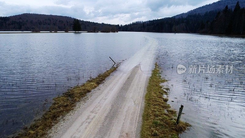 大雨后淹没了道路和乡村