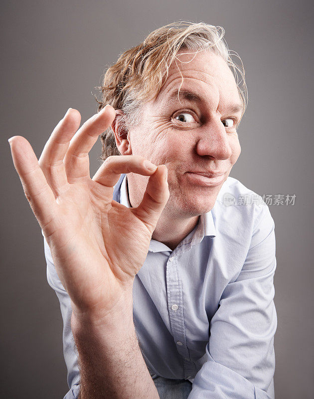 成熟的男人做着OK手势，微笑着