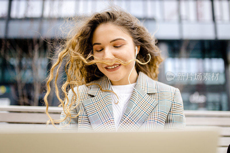 休闲风格的女性在午休时间