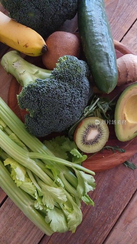 木桌上摆放各种水果和蔬菜