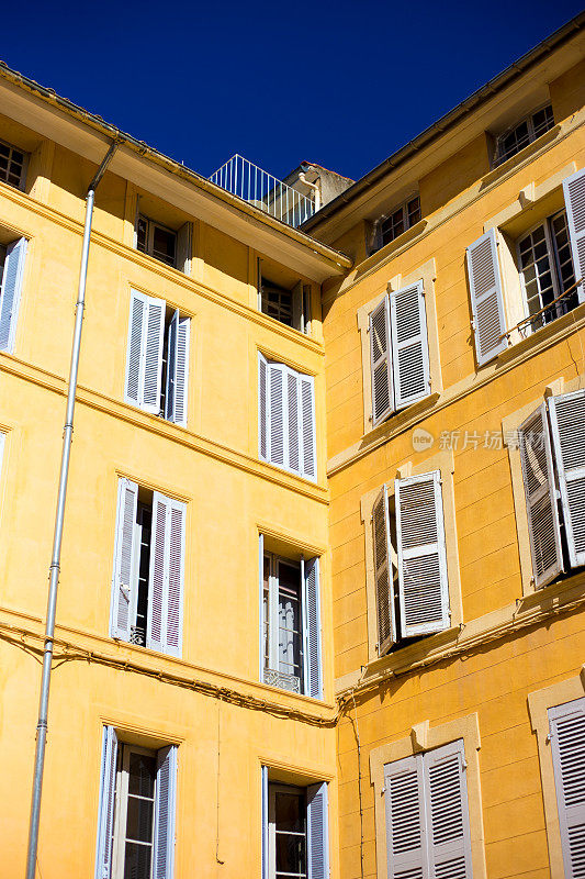 艾克斯-普罗旺斯建筑:阳光黄色公寓大楼