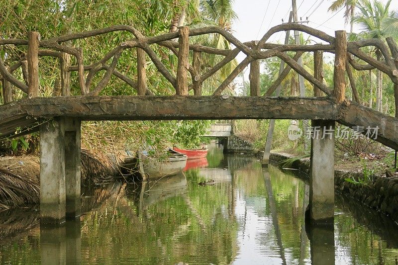 假木桥横跨喀拉拉邦回水运河，印度，从独木舟旅游平底船观看