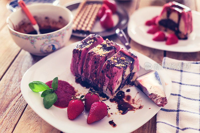 盘子里有草莓和巧克力的冰淇淋