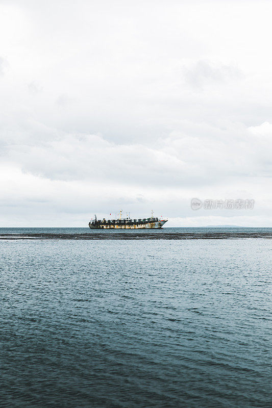 在智利蓬塔阿雷纳斯的太平洋上被遗弃的船只