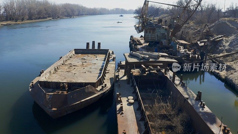 废弃的河港，有生锈的船