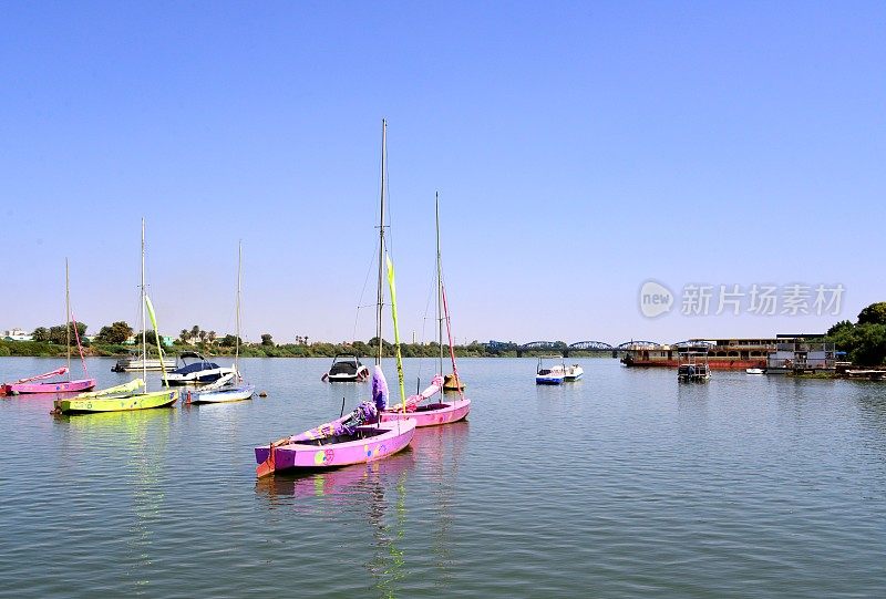 青尼罗河滨水休闲船和公路桥，喀土穆，苏丹