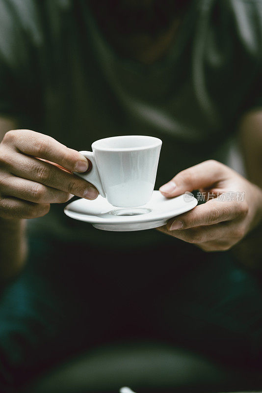 手持咖啡杯的男性