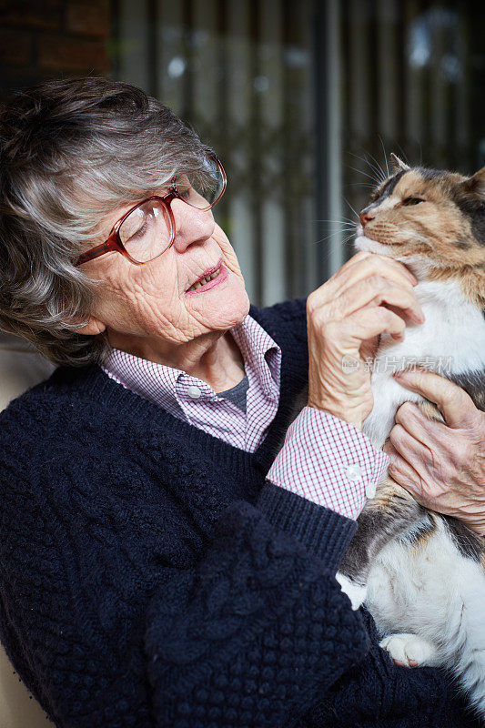 一位年长的女士和她的宠物猫