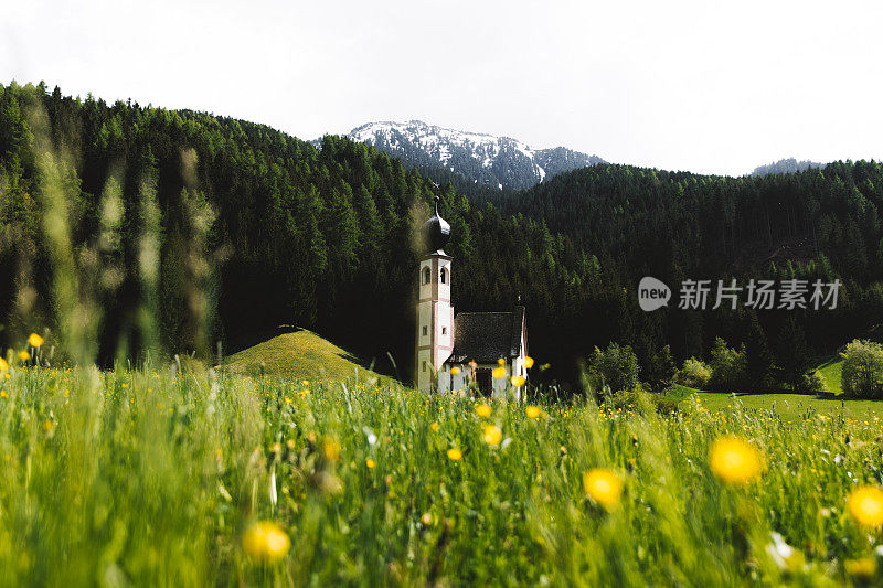 夏日日落在白云石阿尔卑斯山