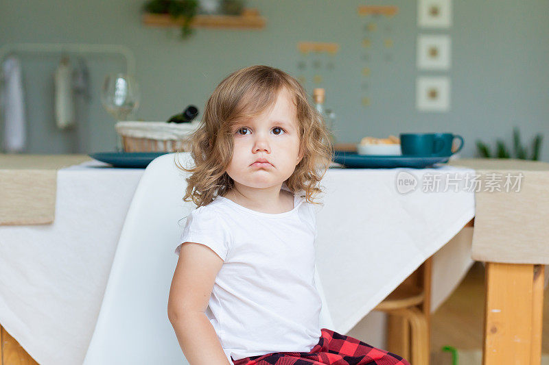 一个小女孩坐着，悲伤，情绪化的画像。教育的概念，人际关系，童年恐惧
