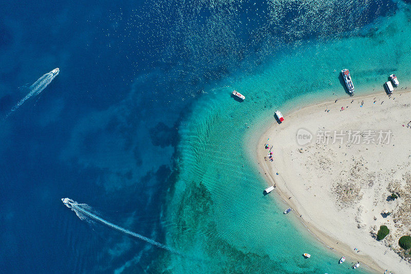 这是一架无人机拍摄的马拉索尼西无人居住的标志性小岛，清澈的海水，沙滩和自然孵化的卡雷塔-卡雷塔海龟，位于希腊扎金索斯