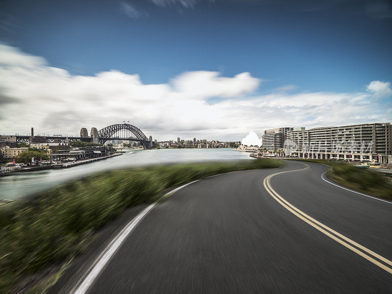 运动模糊高速公路与悉尼海港大桥的背景