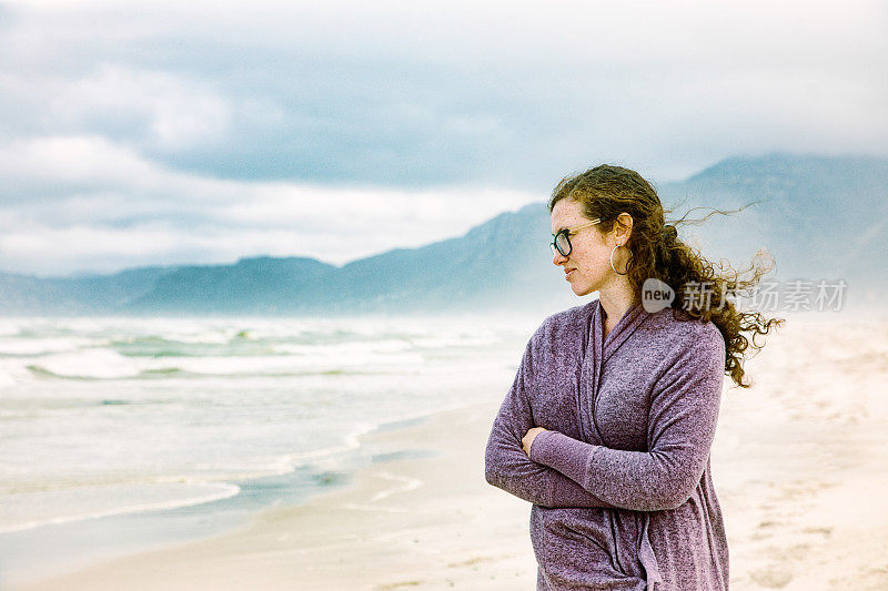一个心碎的女人通过在暴风雨天观察海洋来补充能量