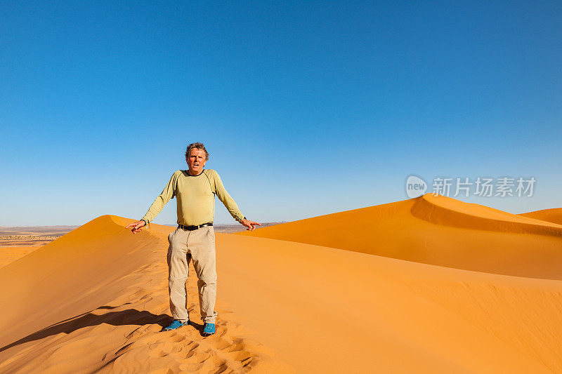 北非摩洛哥，男游客喜欢在下午欣赏沙丘