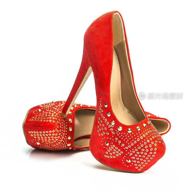 红色的铆钉和水钻厚底高跟鞋