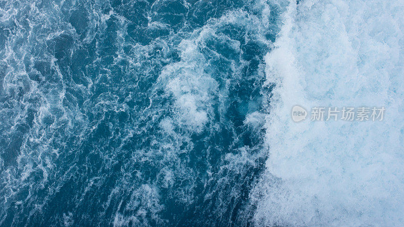 全帧汹涌的海水背景