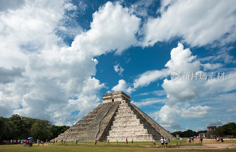 奇琴伊察玛雅遗址的库库尔坎神庙金字塔