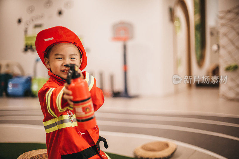 穿着消防员服的小男孩