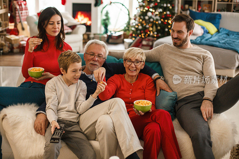 爷爷奶奶喜欢和家人一起看电视和吃零食