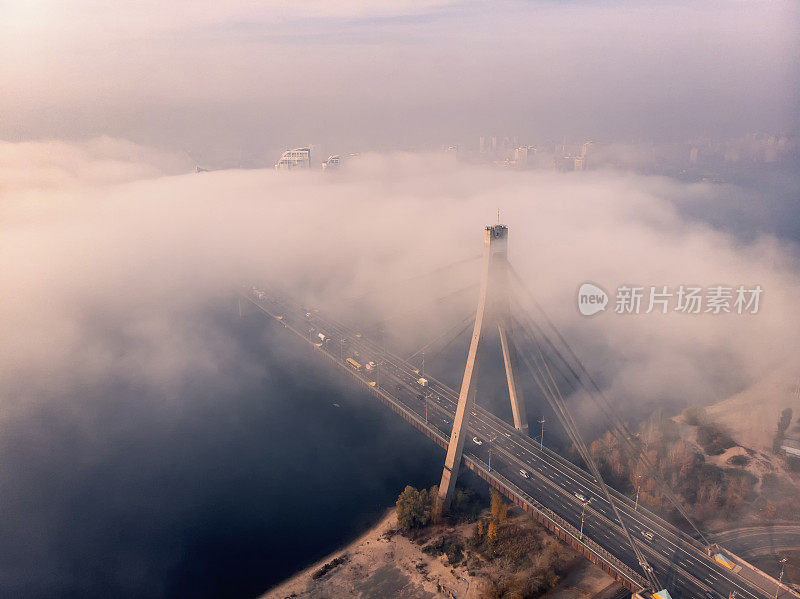 雾下桥的鸟瞰图