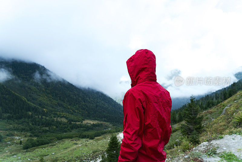 红色雨衣的人