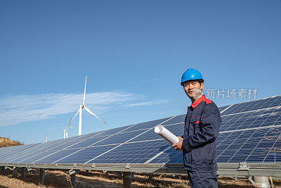 太阳能发电厂工程师正在检查