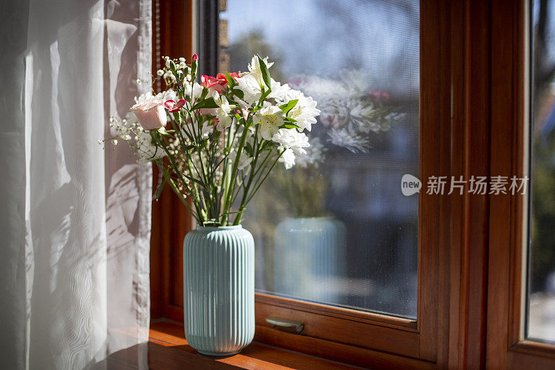 窗台上的花束