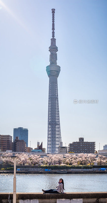 住田河前的游客，背景是天空之塔