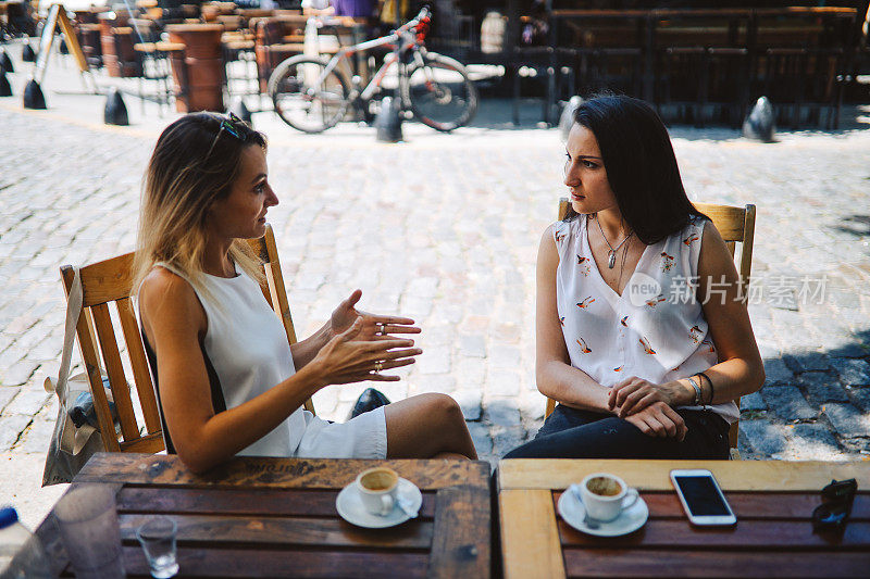 两个女人在街上交谈café在巴勒莫Soho，布宜诺斯艾利斯