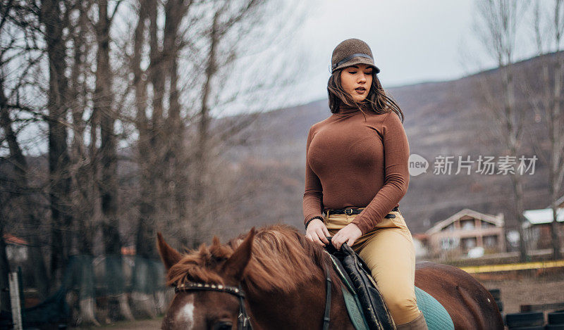 美丽的女骑师骑她的马