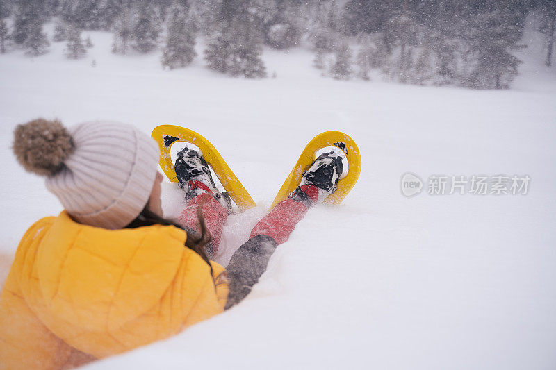 冬天的旅行者。年轻女子在深雪中旅游，享受冬季山。肖像。