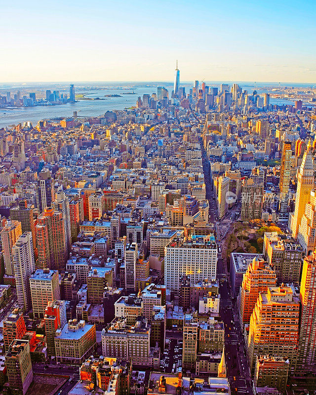 俯瞰曼哈顿市中心和曼哈顿下城的摩天大楼