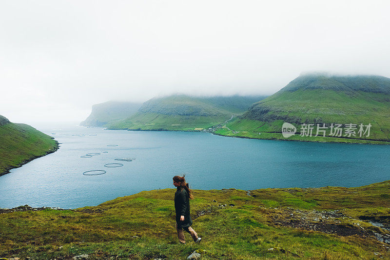 夏天，在法罗群岛附近的山上徒步旅行的妇女