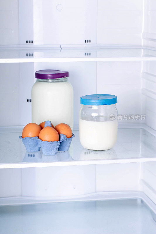 鸡蛋和牛奶在冰箱里