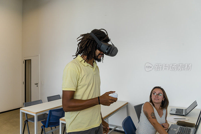 巴西大学生在课堂上-使用虚拟现实