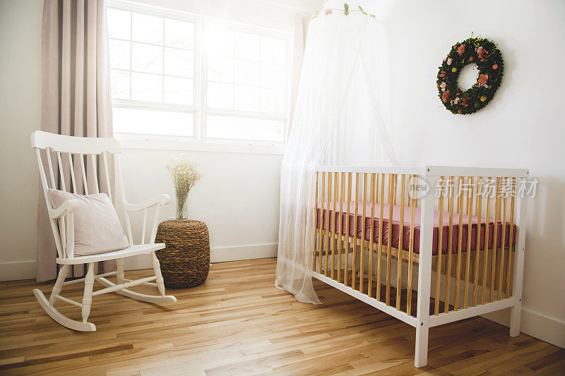 拍摄的现代婴儿房与婴儿床