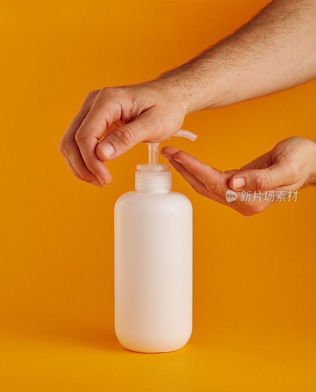 使用洗手液消毒