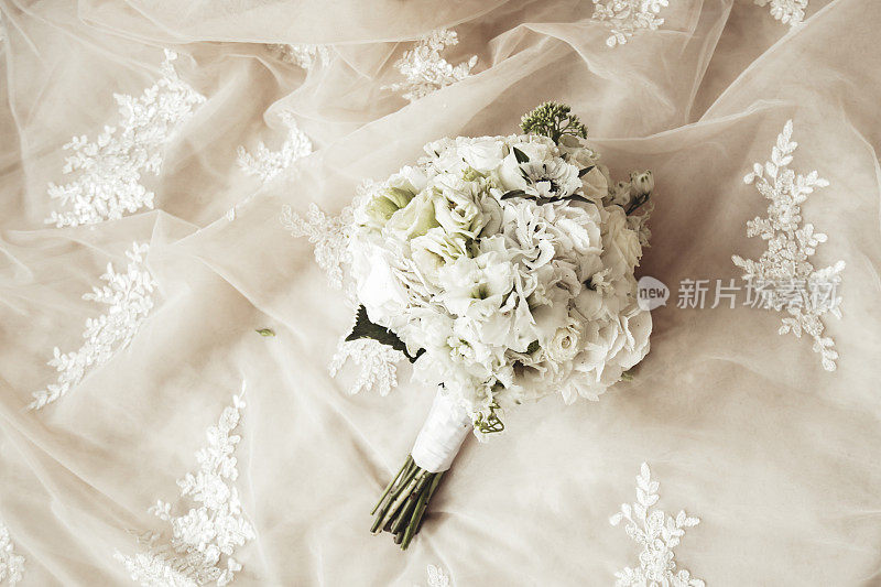 新娘的婚礼花束和白玫瑰