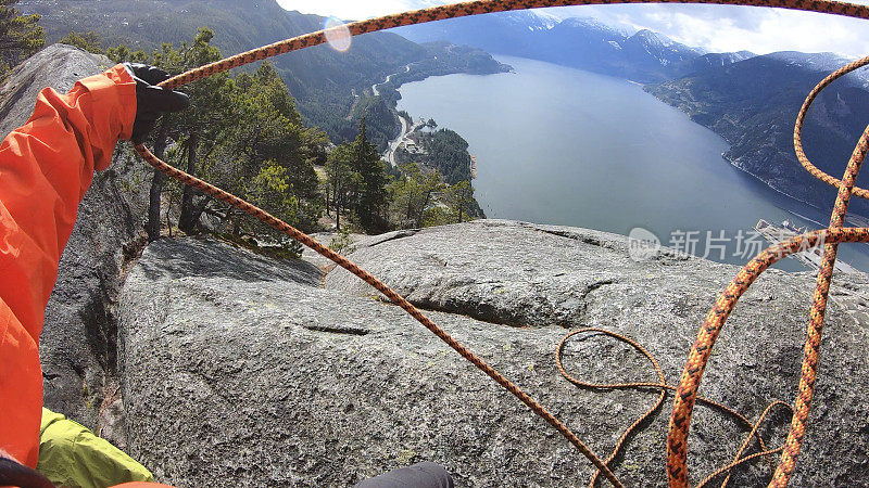 登山者在山脊上组织登山绳索