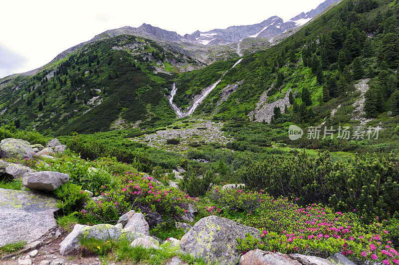 奥地利蒂罗尔的Schlegeisstausee湖风景徒步旅行。