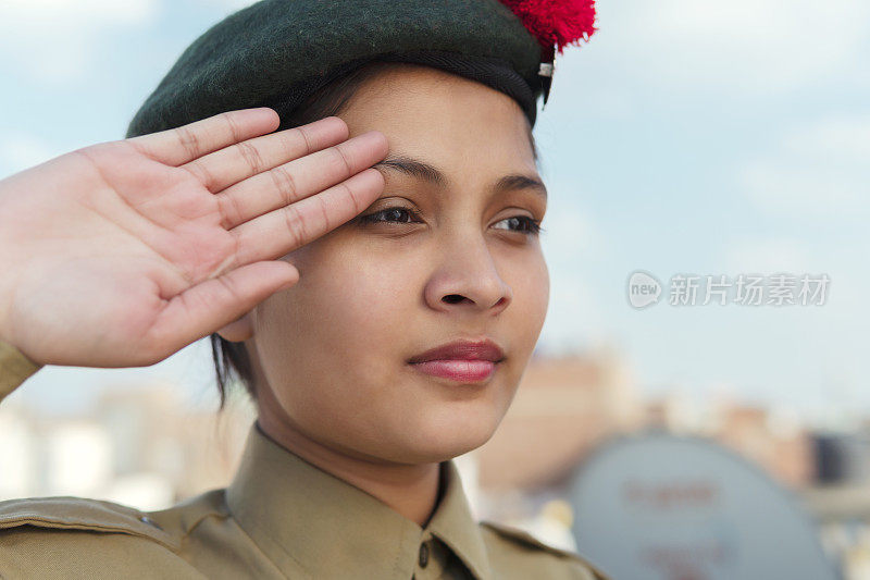 独立日快乐——身着NCC制服的女孩对着蓝天敬礼。