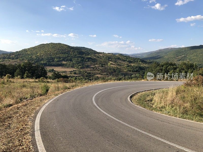 空荡荡的高速公路的汽车视图