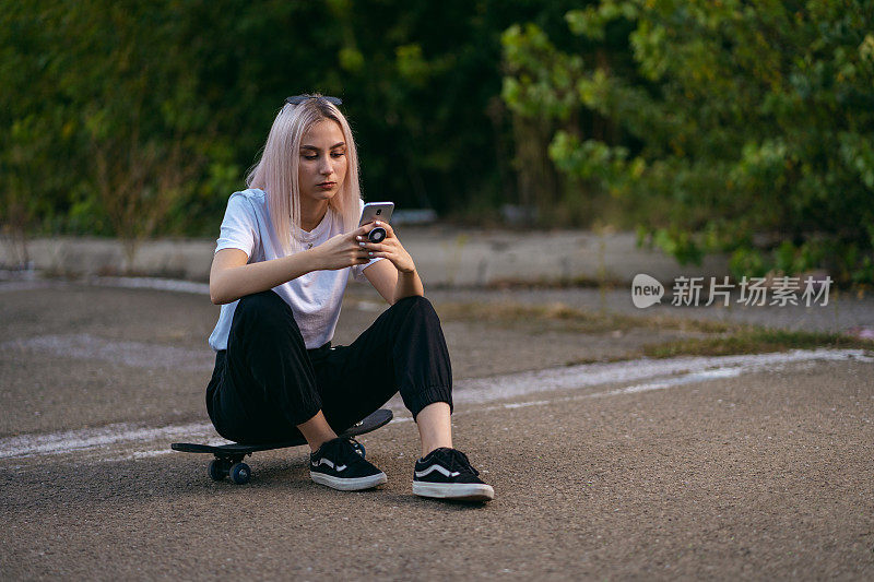 无聊的少女使用手机