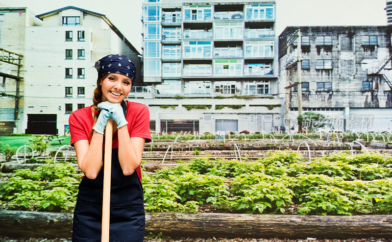 白种人年轻女性植物学家园艺戴手套