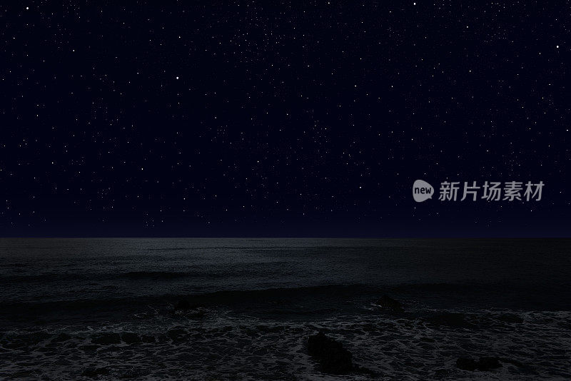 许多星星在海上的天空中闪烁。