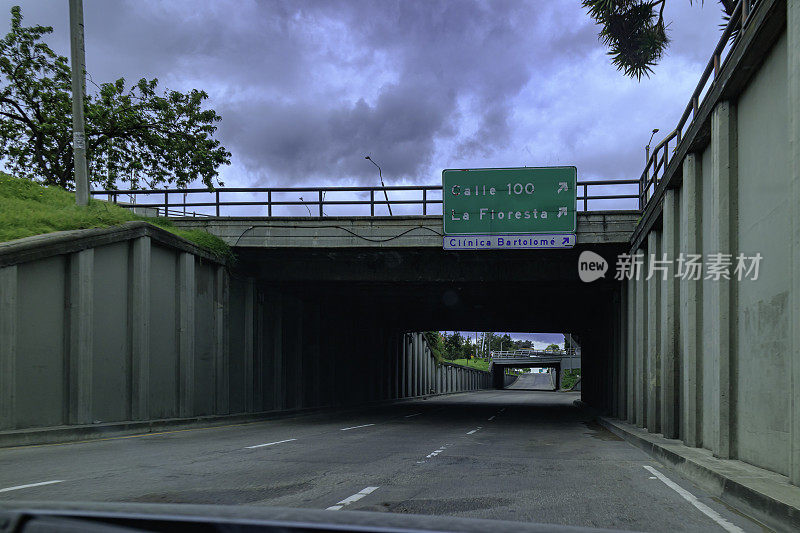 哥伦比亚首都波哥大的卡雷拉9号公路南行穿过100街地下通道;通常拥堵的交通，今天是空无一人的街道，因为该国宣布封锁冠状病毒。