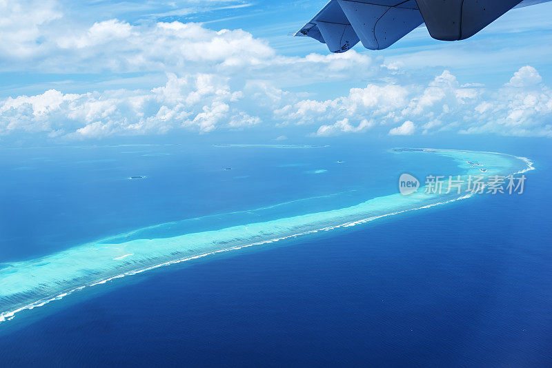 从飞机窗口俯瞰热带岛屿和绿松石海